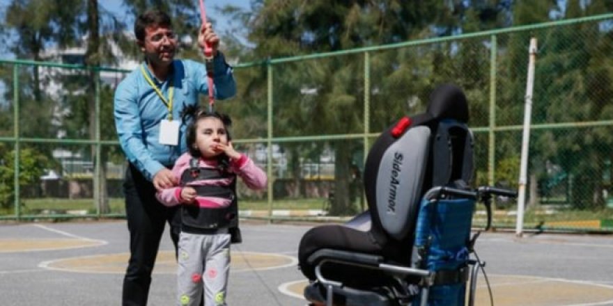 Öğretmeni sayesinde yürümeye başladı