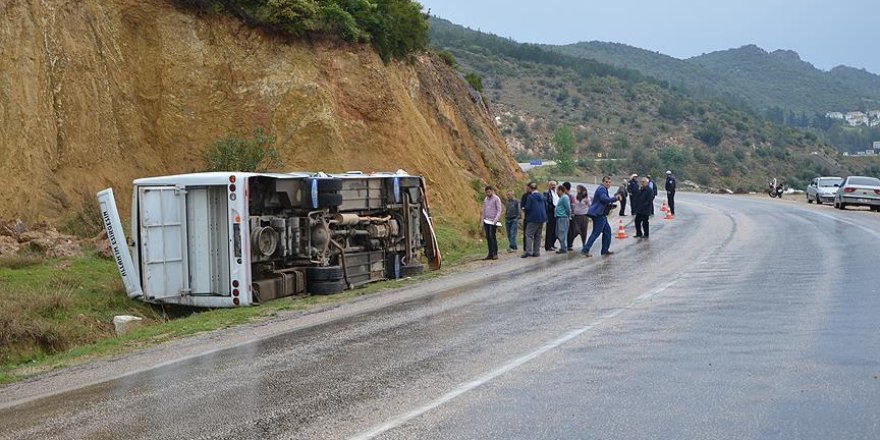 Adana'da öğrenci servisi devrildi: 15 yaralı