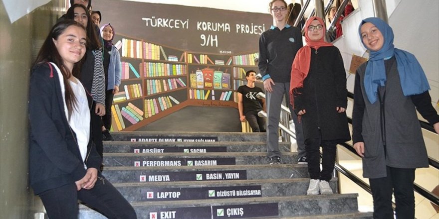 Öğretmenin Türkçe sevgisi okul duvarlarını süsledi