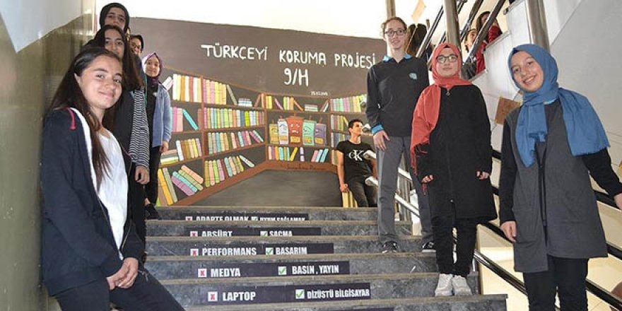 Öğretmenin Türkçe sevgisi okul duvarlarını süsledi