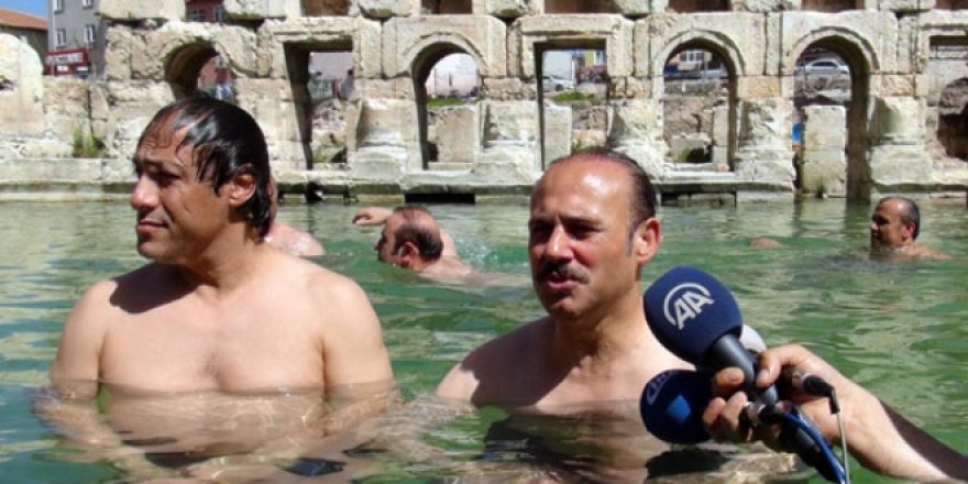 Vali tanıtım için Roma Hamamı'nda yüzdü