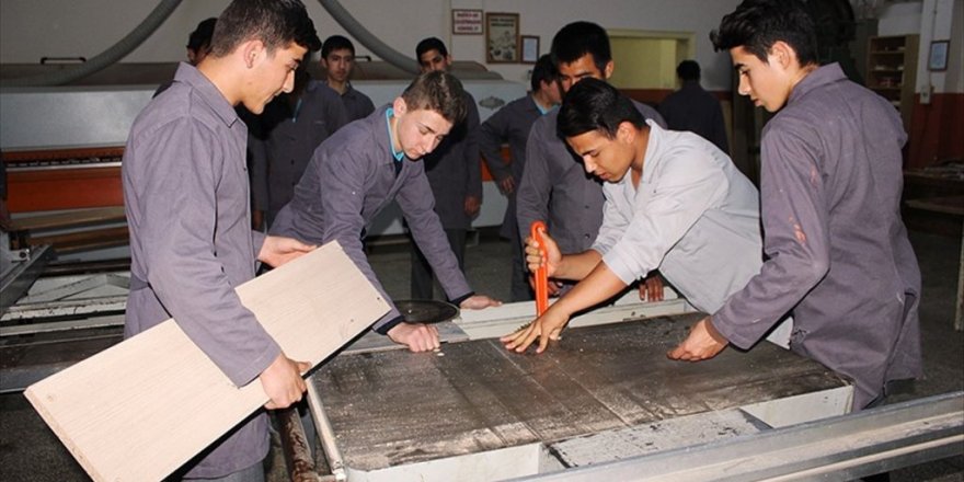 Afrin'deki okullar için öğrenciler seferber oldu