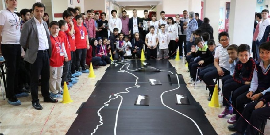 Öğrencilerin robotları 'egemenlik yolunda' yarıştı