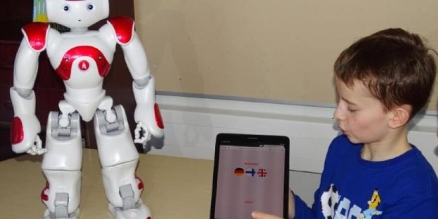 23 dilde, konuşabilen 'robot öğretmen' derse girdi