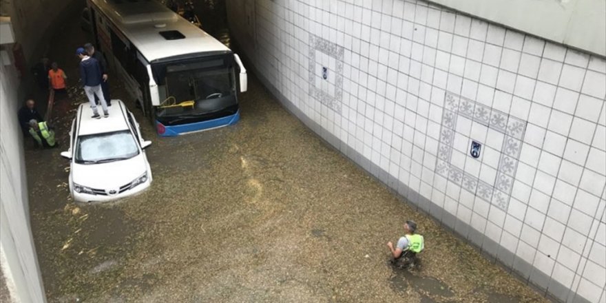Ankara'da şiddetli yağış hayatı olumsuz etkiledi