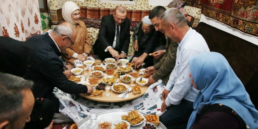 Cumhurbaşkanı Erdoğan orucunu yer sofrasında açtı