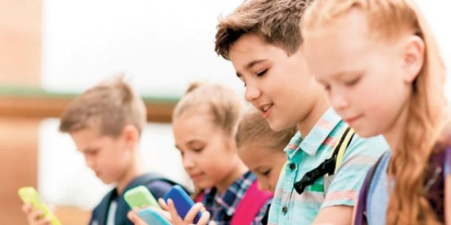 Fransa'da üniversiteye kadar cep telefonuna yasak