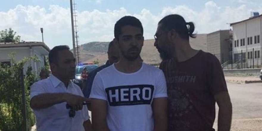 'Hero' yazılı T-Shirt giyen öğrenciye beraat