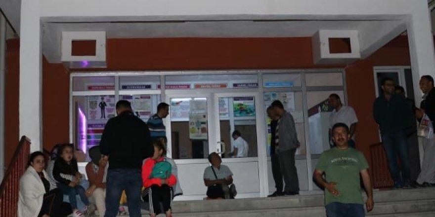 Veliler kayıt için okul önünde sabahladı