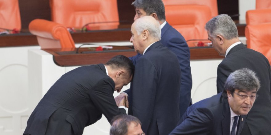 İYİ Parti'de el öpme krizi: Derhal terk etsinler