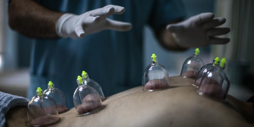 Cerrah eliyle 'hacamat' hastalara güven veriyor