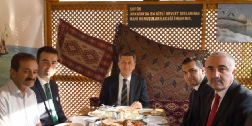 Milli Eğitim Bakanı, şoförlerle kahvaltı yaptı
