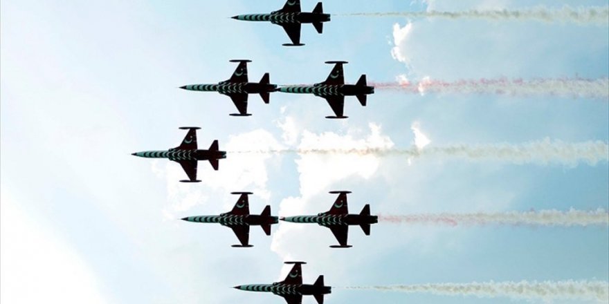 Türk Yıldızları 'Malazgirt' ve 'Büyük Taarruz' için uçtu