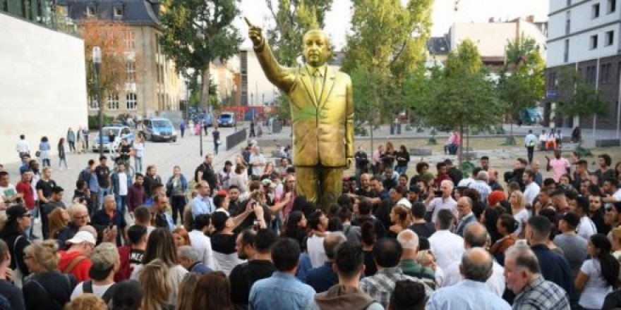 Erdoğan'ın heykeli kaldırıldı