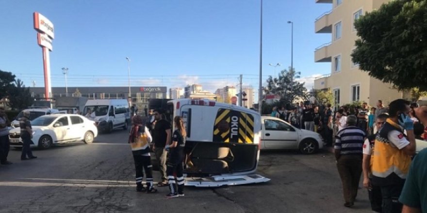 Okul servisi ile minibüs çarpıştı: 7 yaralı