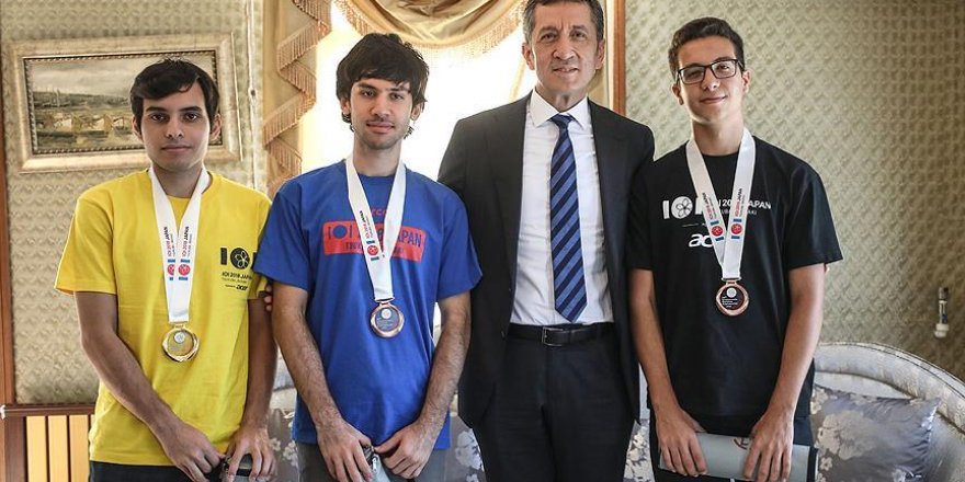 Selçuk, Türkiye'nin bilgisayar olimpiyat şampiyonlarıyla buluştu