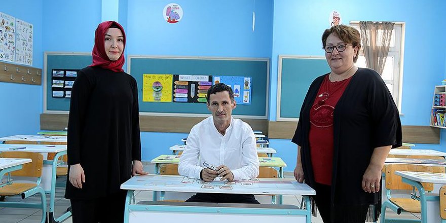 Tatilde çalışıp öğrencilerine yabancı dil sınıfları kurdular