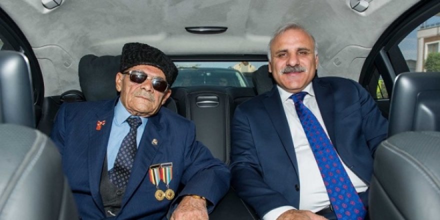 Vali, gaziyi tören alanına makam aracıyla getirdi