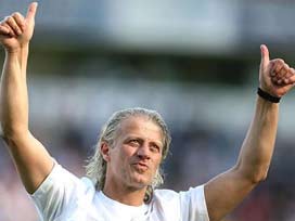 Tugay'ı Türk bayraklarıyla uğurladılar