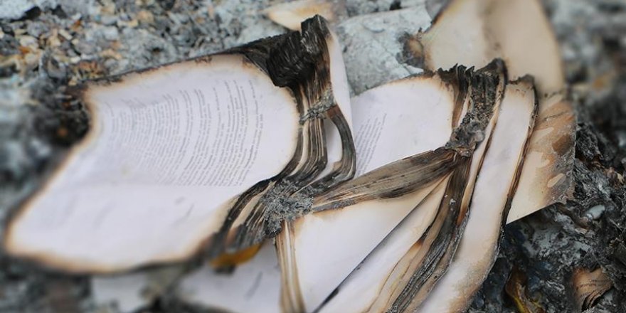 'Korkudan FETÖ elebaşının kitaplarını yaktılar'