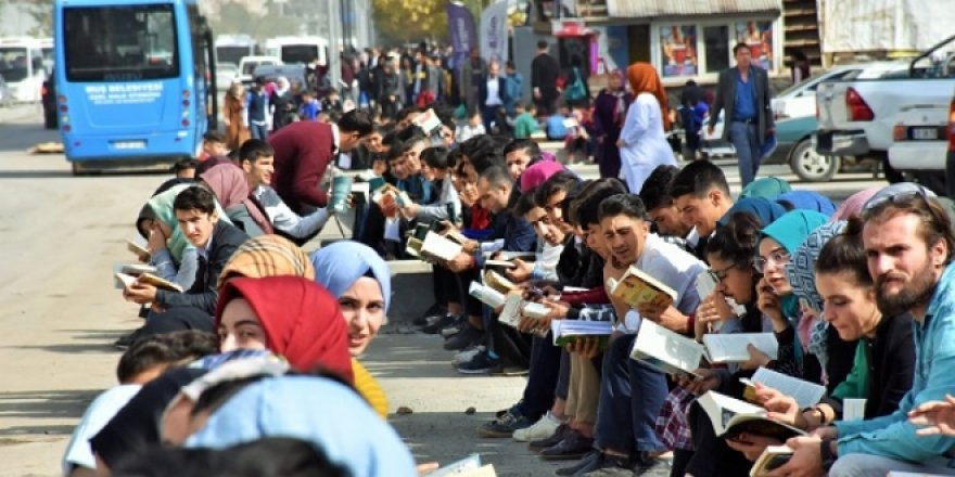 10 bin öğrenci kaldırımda kitap okudu
