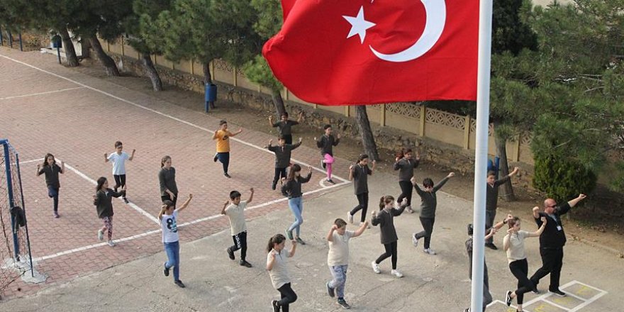 'Harmandalı' ile öğrencileri okula bağladı