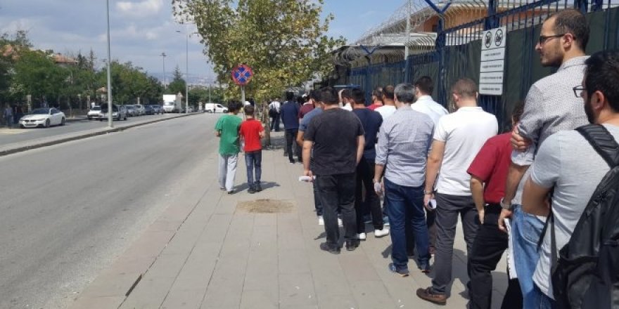 Ankara'da bedelli kuyruğu 1 km'yi buldu
