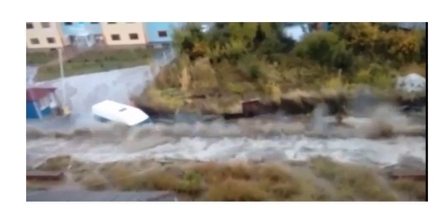 Pansiyonun duvarı çöktü, okul servisi ucuz kurtuldu