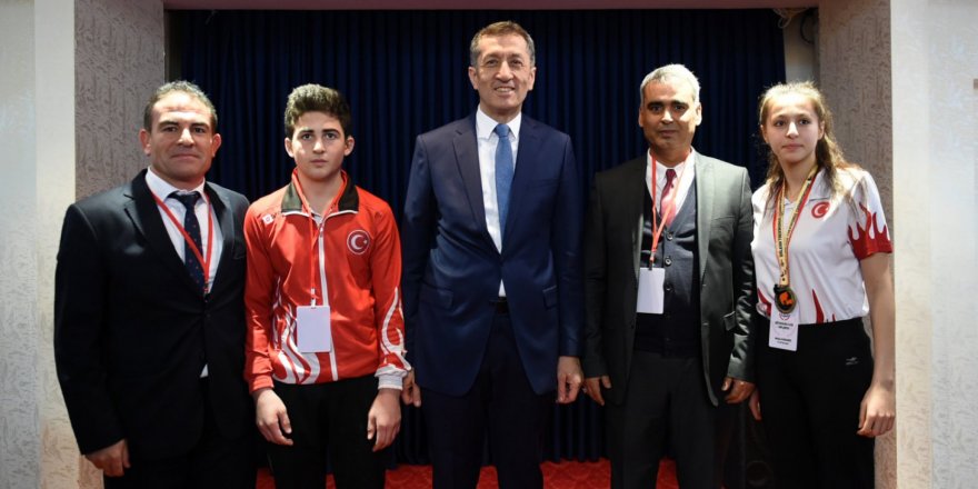 Bakan Ziya Selçuk, "Çift Kanatlı" Öğrencilerle Buluştu