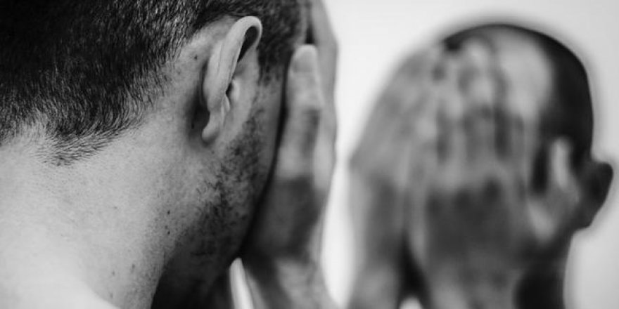 Cinnet getiren öğretmen mahalleyi ayağa kaldırdı! Boğazına bıçak dayayıp...