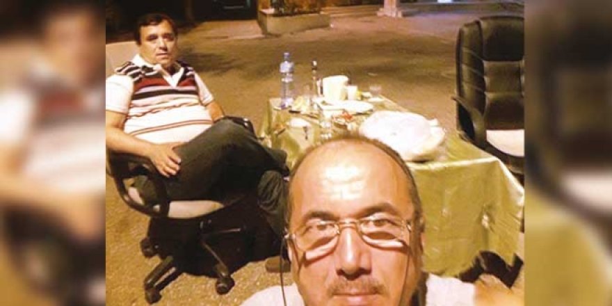 Muhtar ile Müdür okul bahçesinde çilingir sofrasında