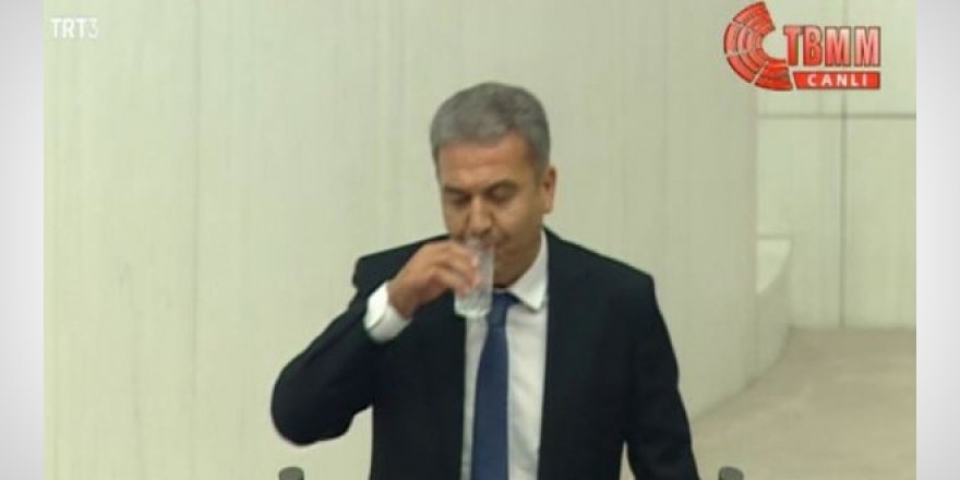 Meclis kürsüsünde su içti, tartışma çıktı