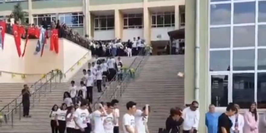 Kadıköy Anadolu Lisesi mezunları simit atmayı savundu