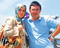 Karı-koca dünyaya Türkçe öğretiyorlar