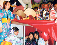 Fotoğraf çekenlere gülümsemekten yüzleri yoruldu!