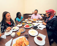 Mozambikli şampiyon Bangaina öğretmeninin ailesine misafir oldu