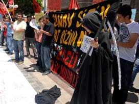 ÖSS'yi protesto eden öğrenci Azrail kılığına girdi