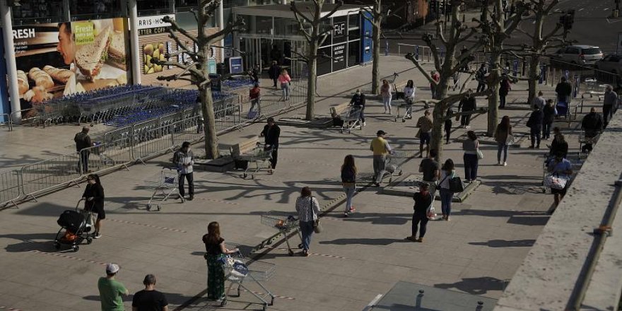 Bilim insanları: Sosyal mesafe 2022'ye kadar aralıklarla sürdürülmeli