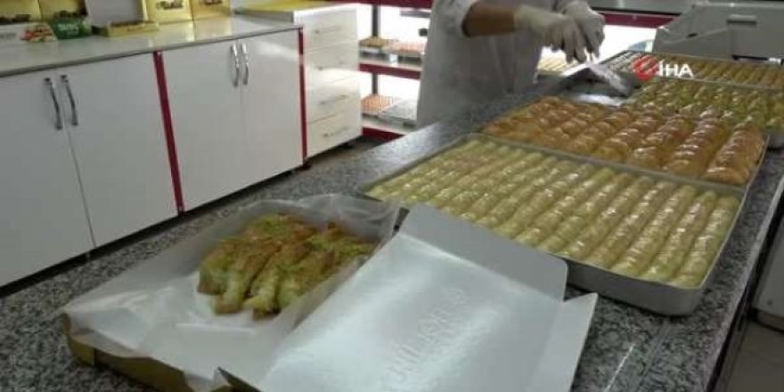 Marketler kapalı ama tatlıcılar ve lokantalar açık