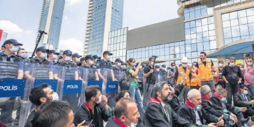 Baro Düzenlemesine "Savunma Yürüyüşü" "Oturma"ya Dönüştü