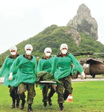 Uçak havada parçalanmış