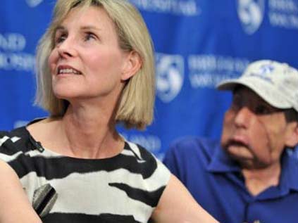 "O artık eşimin yüzünü taşıyor"