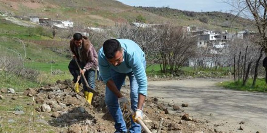 Öğretmen ve vatandaşlar el ele verdi, okula su hattı çekti