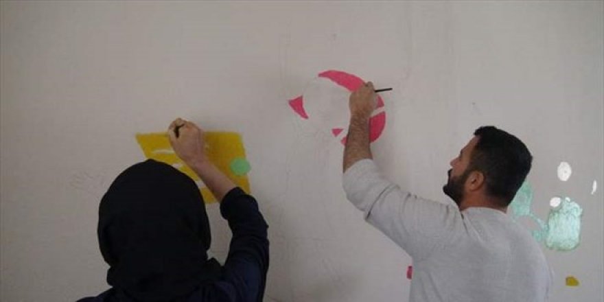 Gönüllü öğretmenler köy okullarını boyayarak güzelleştiriyor