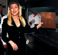 Muazzez Ersoy müdür oğlunu işten çıkardı