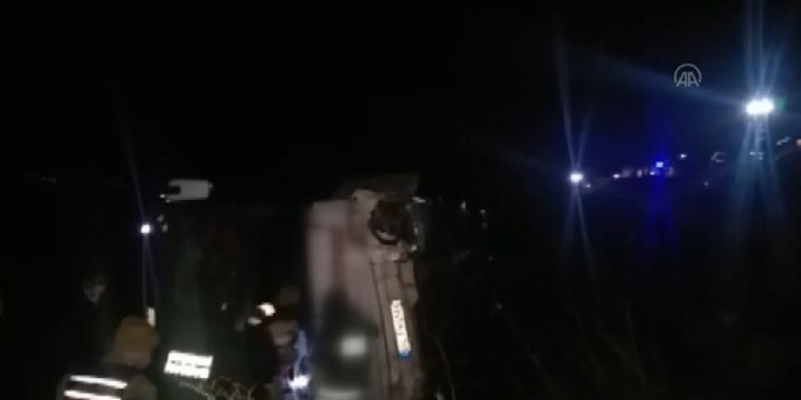 Son dakika! Sivas'ta yolcu otobüsü devrildi: 21 yaralı