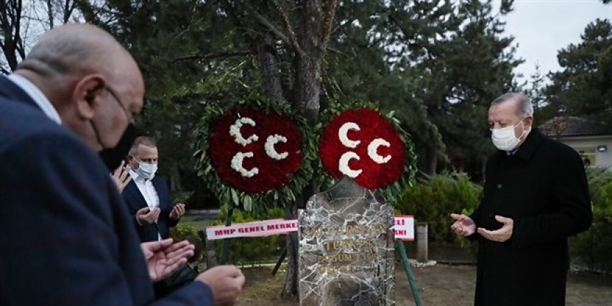 Cumhurbaşkanı Erdoğan, Türkeş'in kabrini ziyaret etti