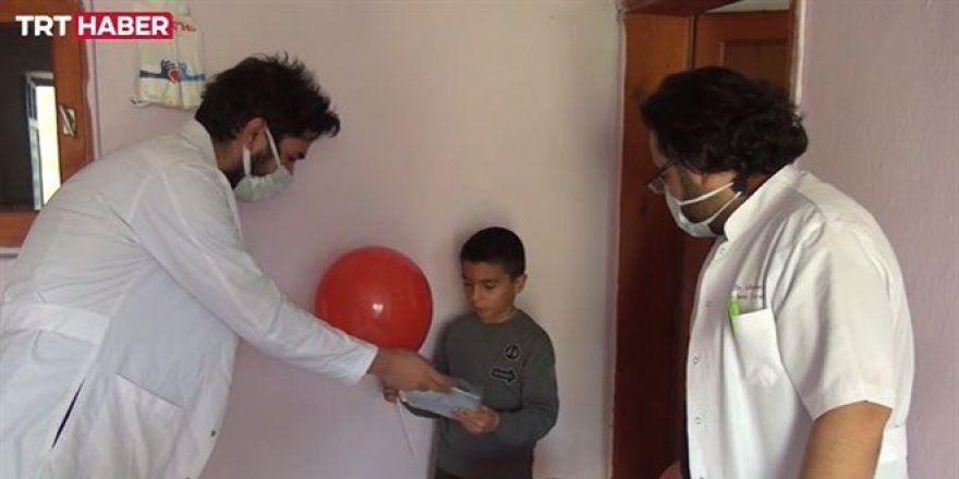 Doktorlar köy köy dolaşıp çocukların bayramını kutladı