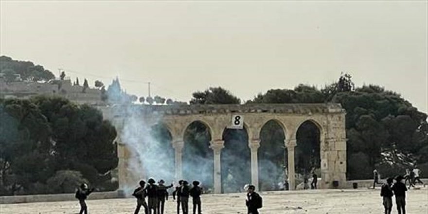 İsrail polisi, Mescid-i Aksa'daki Filistinlilere yine saldırdı: 215 yaralı