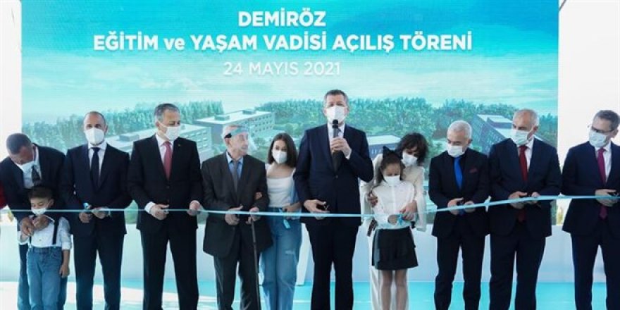 Ziya Selçuk: İşimiz öğretmenlerin yüzünü güldürmek